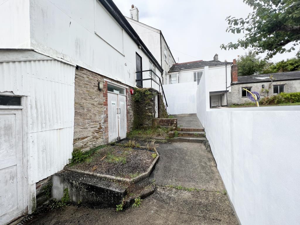 Lot: 128 - FORMER FUNERAL PARLOUR WITH POTENTIAL - General view of rear courtyard